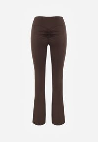Renee - Brązowe Legginsy Flare High Waist Ozdobione z Tyłu Modelującym Marszczeniem Deinoreia. Okazja: na co dzień. Stan: podwyższony. Kolor: brązowy. Wzór: aplikacja. Styl: elegancki, casual #3
