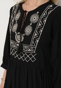 Born2be - Czarna Wiskozowa Sukienka z Ozdobnym Haftem Galrisena. Okazja: na spotkanie biznesowe. Kolor: czarny. Materiał: wiskoza. Wzór: haft. Styl: elegancki, biznesowy, klasyczny #4