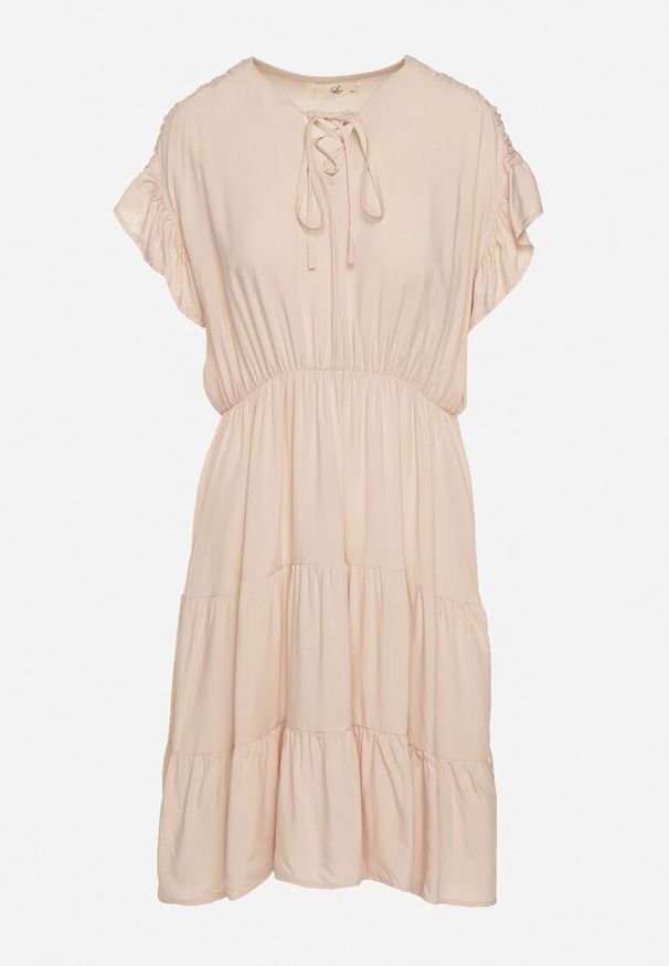 Born2be - Beżowa Sukienka z Gumką w Pasie Ozdobiona Falbanką i Wiązana Materiałowym Paskiem Tiamalou. Typ kołnierza: dekolt w łódkę. Kolor: beżowy. Materiał: materiał. Długość rękawa: krótki rękaw. Wzór: aplikacja