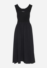 Born2be - Czarna Wiskozowa Sukienka o Rozkloszowanym Kroju z Ozdobną Naszywką Ronestra. Okazja: na co dzień. Kolor: czarny. Materiał: wiskoza. Wzór: aplikacja. Typ sukienki: proste. Styl: klasyczny, casual #5