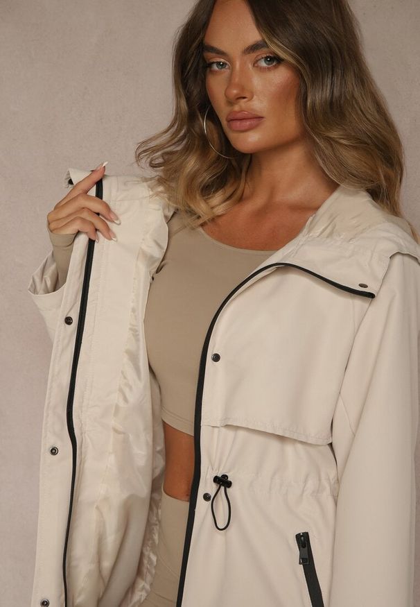Renee - Jasnobeżowa Kurtka Parka o Klasycznym Kroju z Kapturem Cenelle. Okazja: na spacer. Typ kołnierza: kaptur. Kolor: beżowy. Materiał: jeans. Styl: klasyczny
