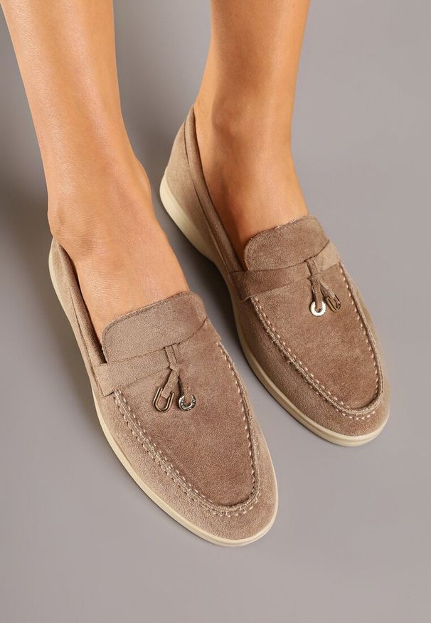 Born2be - Ciemnobeżowe Mokasyny z Imitacji Zamszu z Ozdobną Aplikacją Tasseli. Okazja: na co dzień, na spotkanie biznesowe. Kolor: beżowy. Materiał: zamsz. Wzór: aplikacja. Styl: casual, biznesowy, elegancki, klasyczny