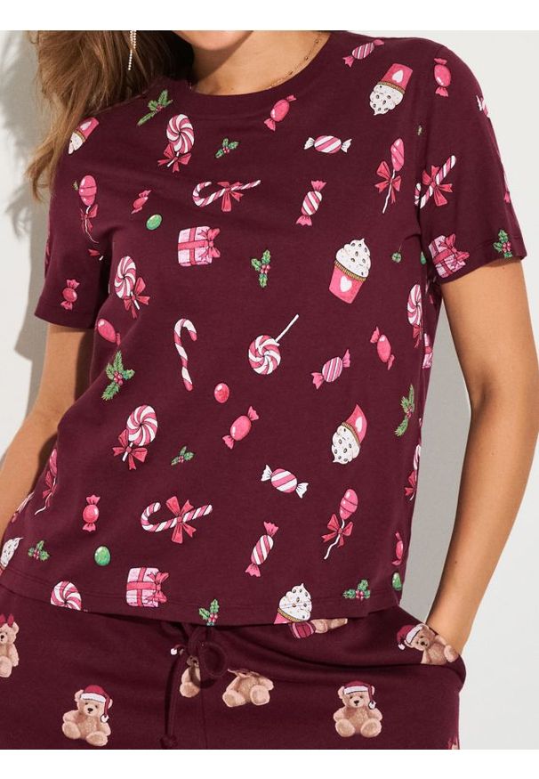 Sinsay - Świąteczna koszulka z nadrukiem słodkości i prezentów - bordowy. Kolor: czerwony. Wzór: nadruk. Styl: wizytowy