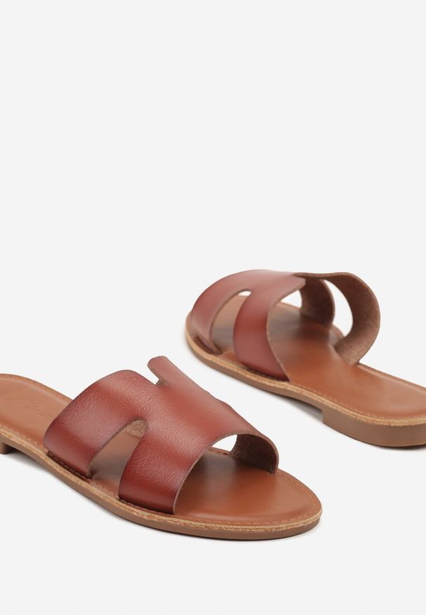 Renee - Brązowe Klapki z Ozdobnymi Wycięciami Etellori. Okazja: na co dzień. Kolor: brązowy. Sezon: lato. Styl: elegancki, casual
