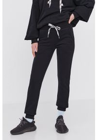 Answear Lab Spodnie damskie kolor czarny gładkie. Kolor: czarny. Materiał: dzianina, poliester, bawełna. Wzór: gładki