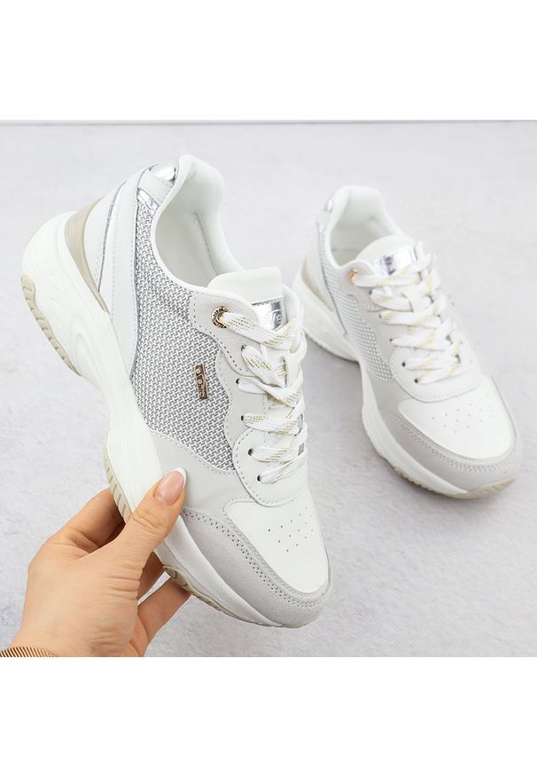 Skórzane sneakersy damskie białe eVento 8238. Kolor: biały. Materiał: skóra