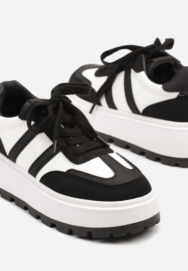 Born2be - Czarno-Białe Sneakersy na Grubej Podeszwie Ozdobione Tłoczeniem i Paskami Fonrith. Okazja: na co dzień. Zapięcie: pasek. Kolor: czarny. Materiał: jeans. Wzór: aplikacja. Obcas: na obcasie. Wysokość obcasa: średni
