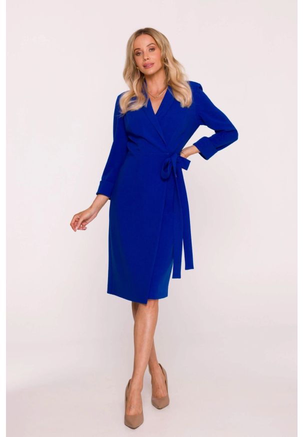 Stylove - Elegancka sukienka ołówkowa kopertowa z wiązaniem chabrowa. Okazja: do pracy, na spotkanie biznesowe. Typ kołnierza: dekolt kopertowy, typu klepsydra, dekolt w kształcie V. Kolor: niebieski, czerwony, beżowy, brązowy. Materiał: tkanina, poliester, elastan, wiskoza. Wzór: gładki. Typ sukienki: ołówkowe, kopertowe. Styl: elegancki. Długość: midi