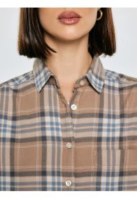 Big-Star - Koszula damska flanelowa w kratę beżowa Notina 801. Okazja: na co dzień. Typ kołnierza: kołnierzyk klasyczny. Kolor: beżowy. Materiał: tkanina. Wzór: kratka. Styl: klasyczny, casual #7