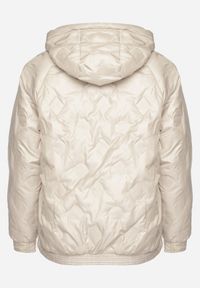 Born2be - Beżowa Kurtka Pikowana z Kapturem i Kieszeniami o Pudełkowym Kroju Eravinna. Okazja: na spacer. Typ kołnierza: kaptur. Kolekcja: plus size. Kolor: beżowy. Długość rękawa: długi rękaw. Długość: długie. Wzór: aplikacja #3