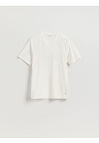 Reserved - Strukturalny t-shirt regular - złamana biel. Materiał: bawełna, dzianina