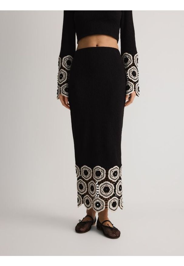 Reserved - Dzianinowa spódnica z haftem - czarny. Kolor: czarny. Materiał: dzianina. Wzór: haft