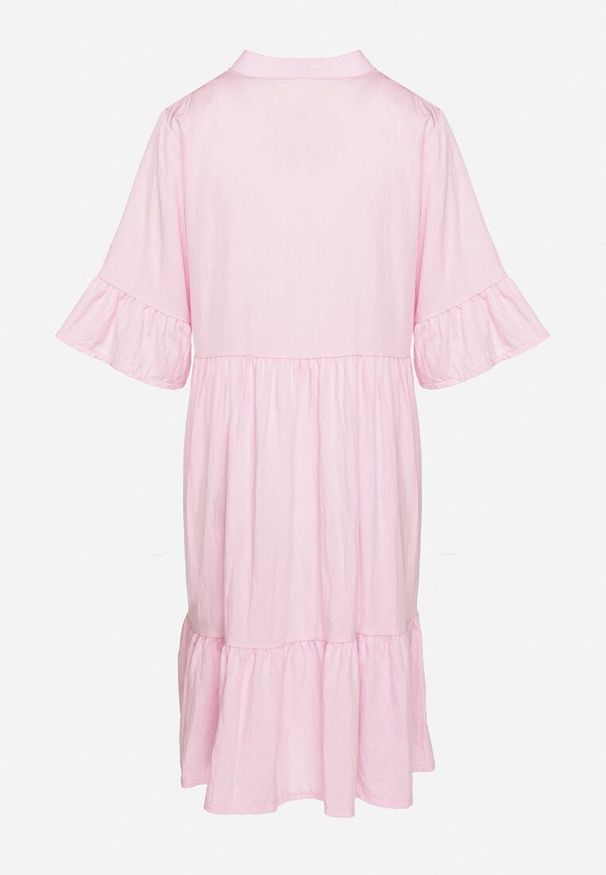 Born2be - Różowa Sukienka Rozkloszowana z Wiskozą Ozdobiona Falbanami Eviriane. Okazja: na co dzień. Typ kołnierza: dekolt w serek. Kolor: różowy. Materiał: wiskoza. Wzór: aplikacja. Typ sukienki: proste. Styl: casual