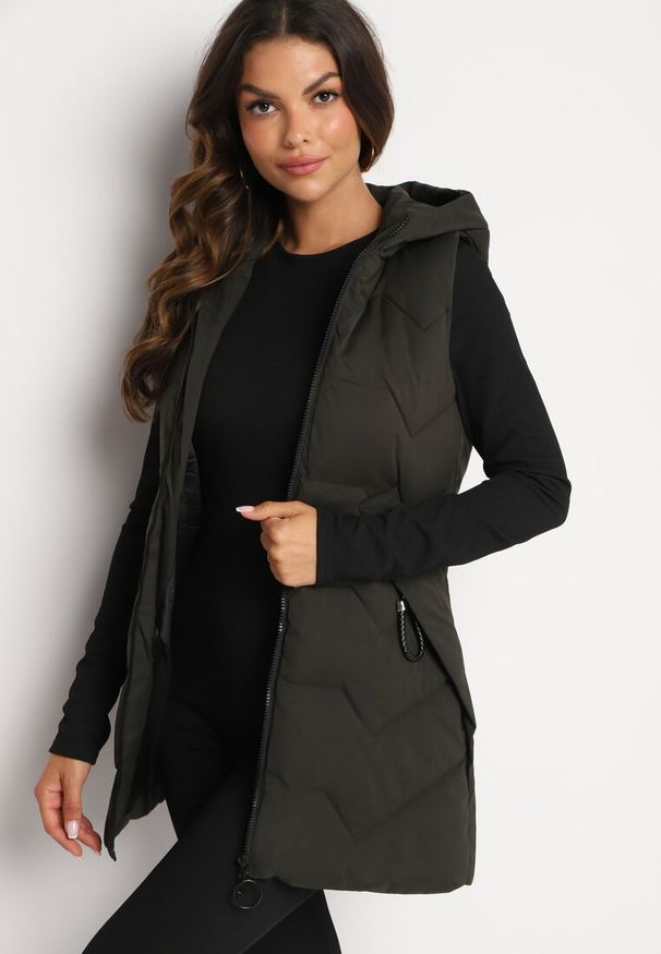 Born2be - Ciemnozielona Długa Pikowana Kamizelka na Suwak z Kapturem Teriviana. Okazja: na co dzień, na spacer. Typ kołnierza: kaptur. Kolor: zielony. Materiał: dzianina. Długość: długie. Styl: elegancki, casual, klasyczny, sportowy