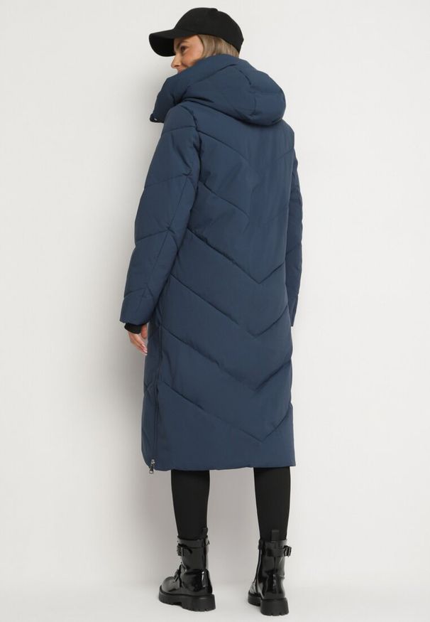 Born2be - Granatowa Kurtka Pikowana o Długim Fasonie z Nieodpinanym Kapturem i Kieszeniami Nerilani. Okazja: na spacer, na co dzień. Kolor: niebieski. Materiał: skóra. Długość: długie. Sezon: zima. Styl: casual, elegancki