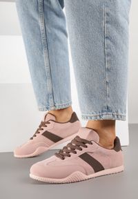 Born2be - Różowo-Brązowe Sneakersy z Ozdobnym Paskiem Naliovela. Okazja: na co dzień. Zapięcie: pasek. Kolor: różowy. Materiał: jeans
