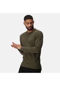 Regatta - Męska koszulka bawełniana Karter II ciemne khaki. Kolor: zielony, brązowy. Materiał: bawełna, poliester. Długość rękawa: długi rękaw. Długość: długie. Sport: turystyka piesza