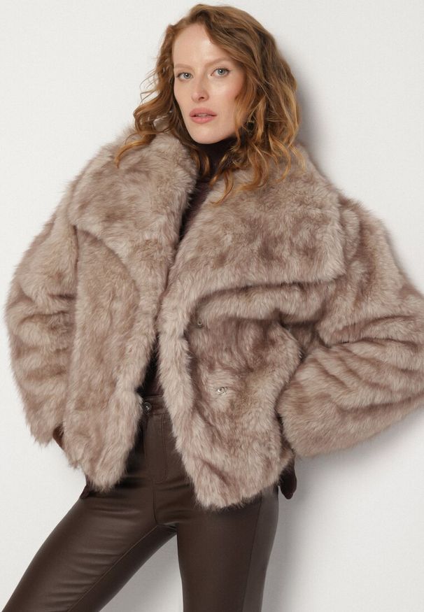 Born2be - Beżowa Kurtka Futerko o Dwurzędowym Kroju z Szerokim Kołnierzem Fesammea. Okazja: na co dzień. Kolor: beżowy. Materiał: futro. Styl: casual, klasyczny