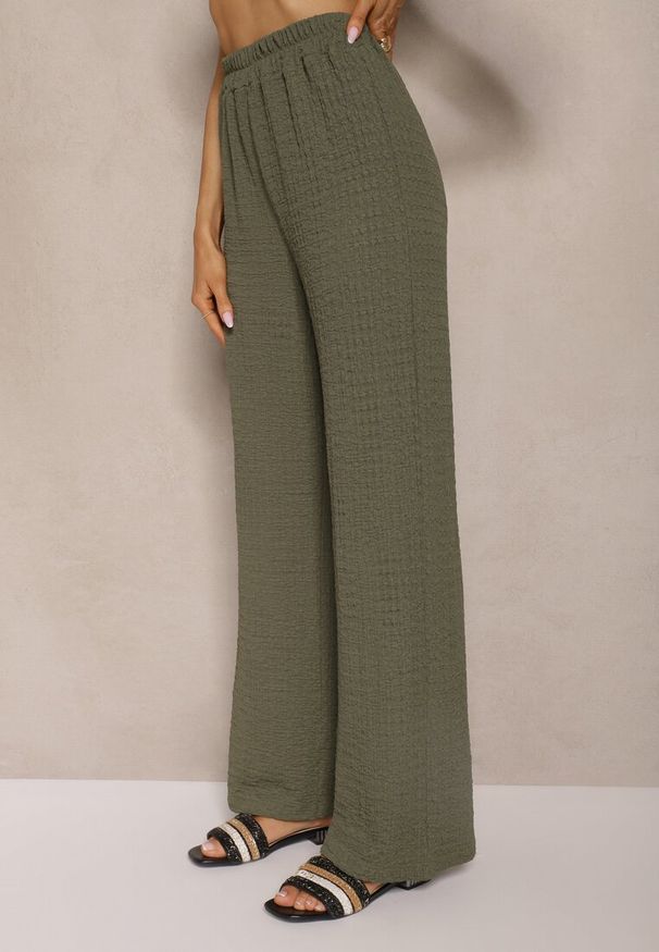 Renee - Ciemnozielony Komplet Bluzka o Fasonie Kamizelki z Ozdobnymi Broszkami i Spodnie Sadessae. Kolor: zielony