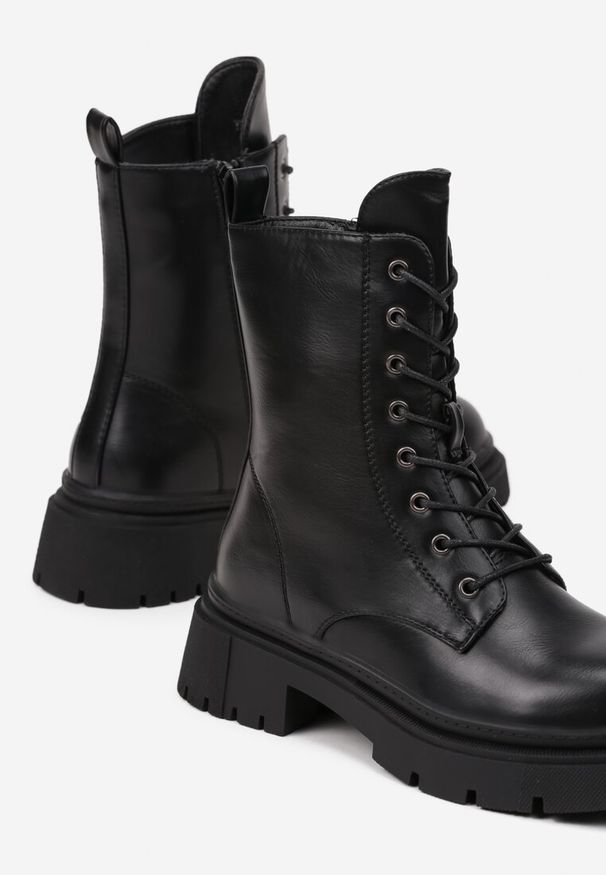Renee - Czarne Casualowe Botki Workery na Płaskiej Podeszwie ze Sznurowaniem Emiti. Okazja: na co dzień. Nosek buta: okrągły. Kolor: czarny. Materiał: jeans. Sezon: zima, jesień. Obcas: na płaskiej podeszwie. Styl: casual. Wysokość obcasa: niski