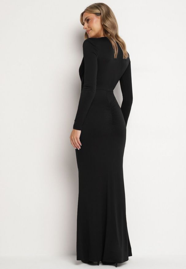 Born2be - Czarna Wieczorowa Taliowana Sukienka Ozdobiona Marszczeniem i Metaliczną Aplikacją Emirella. Kolor: czarny. Wzór: aplikacja. Typ sukienki: proste. Styl: wizytowy