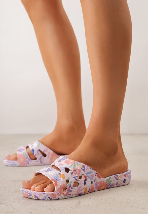 Born2be - Różowe Klapki Basenowe Ozdobione Wzorem w Kwiaty Thoninoe. Okazja: na plażę. Kolor: różowy. Wzór: kwiaty, aplikacja. Sezon: lato. Styl: wakacyjny