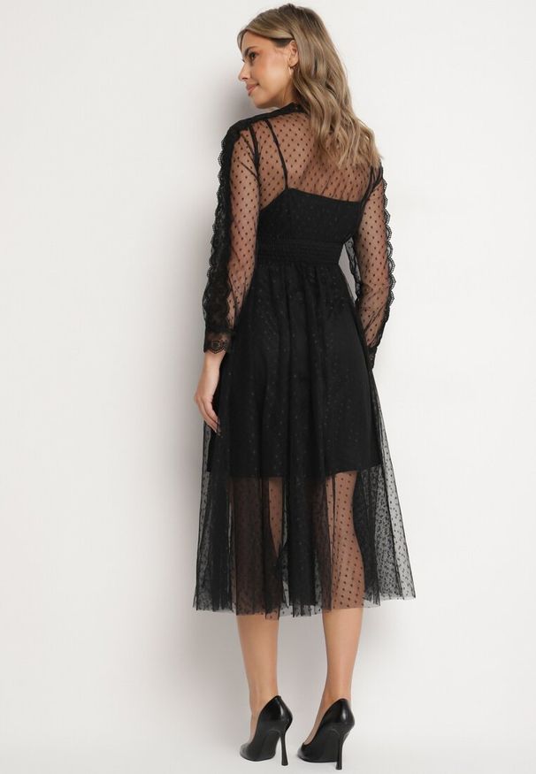 Born2be - Czarna Tiulowa Sukienka Midi z Koronkowymi Tasiemkami i Długimi Rękawami Kabienne. Kolor: czarny. Materiał: tiul, koronka. Długość rękawa: długi rękaw. Wzór: aplikacja, kropki. Długość: midi
