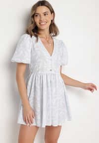 Born2be - Niebieska Rozkloszowana Sukienka z Guzikami i Bufiastymi Rękawami Ateluna. Okazja: na co dzień. Kolor: niebieski. Typ sukienki: rozkloszowane. Styl: casual, elegancki