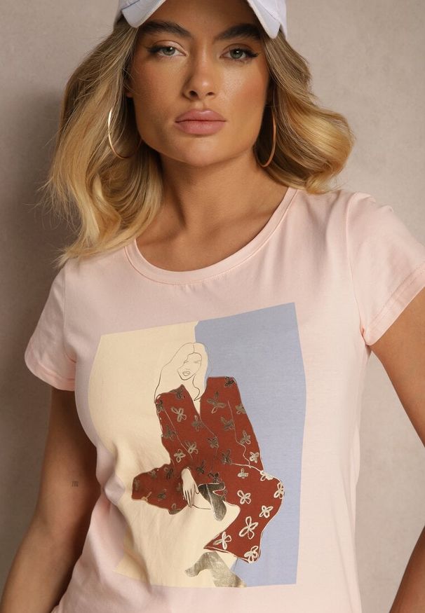 Renee - Jasnoróżowy T-shirt z Bawełny Zdobiony Nadrukiem Aizana. Okazja: na co dzień. Kolor: różowy. Materiał: bawełna. Wzór: aplikacja, nadruk. Styl: casual