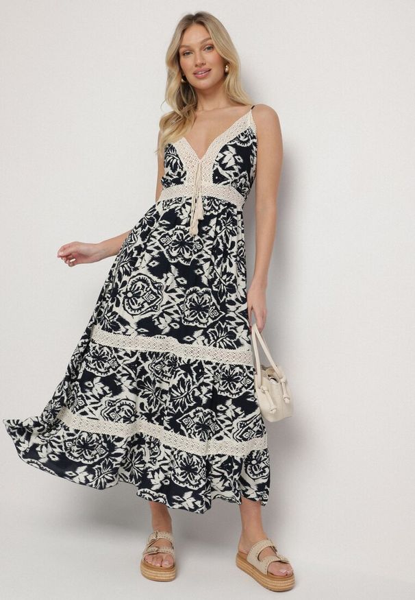 Born2be - Granatowa Bawełniana Sukienka Rozkloszowana w Etniczny Wzór z Koronką Taliosha. Okazja: na co dzień. Typ kołnierza: dekolt w kształcie V. Kolor: niebieski. Materiał: koronka, bawełna. Długość rękawa: na ramiączkach. Wzór: koronka. Styl: casual, elegancki