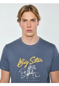 Big-Star - Koszulka męska z nadrukiem niebieska Stelianer 402. Okazja: na co dzień. Kolor: niebieski. Materiał: jeans, bawełna. Wzór: nadruk. Styl: vintage, klasyczny, retro, casual, elegancki #5