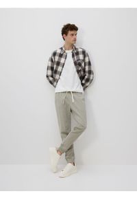 Reserved - Spodnie jogger slim fit - jasnozielony. Kolor: zielony. Materiał: tkanina, bawełna #1
