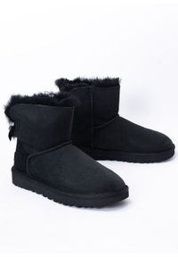 Ugg - Buty zimowe damskie UGG W Mini Bailey Bow II (1016501-BLK). Okazja: na plażę. Kolor: czarny. Materiał: materiał. Sezon: zima. Styl: młodzieżowy