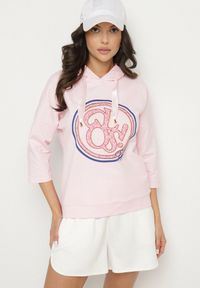 Born2be - Jasnoróżowa Bluza z Kapturem i Rękawami 3/4 Zdobiona Nadrukiem Saniriora. Typ kołnierza: kaptur. Kolor: różowy. Materiał: jeans. Wzór: aplikacja, nadruk. Styl: klasyczny, elegancki #3