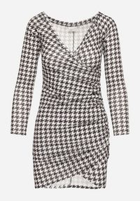 Born2be - Czarna Dopasowana Sukienka z Kopertowym Dekoltem w Pepitkę Novialina. Okazja: na co dzień. Typ kołnierza: dekolt kopertowy. Kolor: czarny. Typ sukienki: kopertowe. Styl: casual, sportowy #3