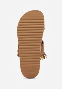 Renee - Brązowe Klapki VICES na Płaskiej Podeszwie w Stylu Boho z Frędzlami Averathla. Okazja: na co dzień. Kolor: brązowy. Materiał: denim, len. Wzór: aplikacja. Sezon: lato. Obcas: na płaskiej podeszwie. Styl: boho #8