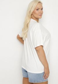 Born2be - Biały T-shirt z Bawełny z Naszywką Kwiatu Firirene. Okazja: na co dzień. Kolor: biały. Materiał: bawełna. Wzór: aplikacja, kwiaty. Styl: elegancki, casual #6