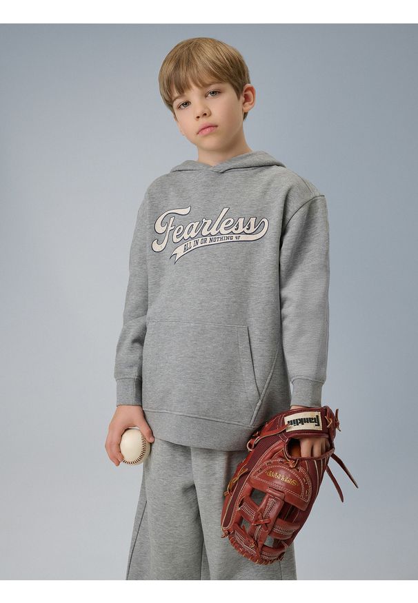 4f - 4F Bluza dresowa loose z kapturem chłopięca - szara 122/128 (6-8 lat). Okazja: na co dzień, na uczelnię. Typ kołnierza: kaptur. Kolor: szary. Materiał: dresówka. Sezon: lato. Styl: casual