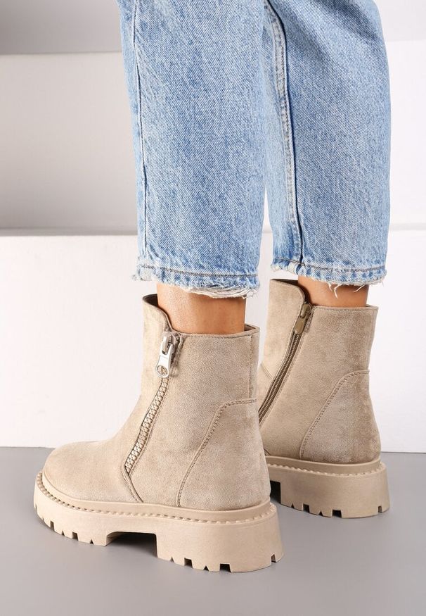 Born2be - Ciemnobeżowe Botki na Grubej Podeszwie Ozdobione Suwakiem Tarilia. Okazja: na co dzień. Kolor: beżowy. Materiał: jeans. Wzór: aplikacja. Obcas: na obcasie. Styl: casual, elegancki. Wysokość obcasa: średni