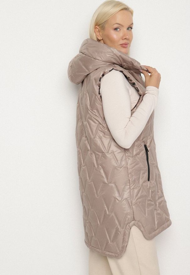 Born2be - Ciemnobeżowa Klasyczna Kamizelka z Pikowanymi Przeszyciami Ettelie. Kolekcja: plus size. Kolor: beżowy. Materiał: jeans, skóra. Długość: długie. Styl: klasyczny