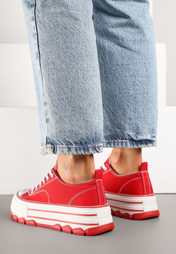 Renee - Czerwone Trampki na Platformie z Paskami i Niską Cholewką Zienelle. Okazja: na co dzień. Wysokość cholewki: przed kostkę. Zapięcie: pasek. Kolor: czerwony. Materiał: jeans. Szerokość cholewki: normalna. Obcas: na platformie. Styl: casual