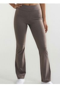 Sinsay - Sportowe legginsy flare - kremowy. Kolor: kremowy. Styl: sportowy #1