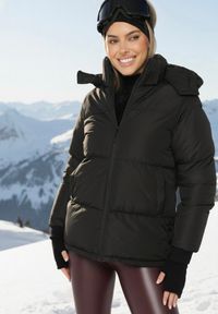 Born2be - Czarna Pudełkowa Kurtka Pikowana z Kapturem Anena. Okazja: na co dzień. Typ kołnierza: kaptur. Kolor: czarny. Materiał: jeans. Styl: casual, elegancki, klasyczny #1