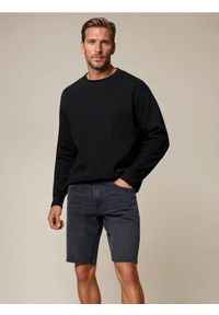 Sinsay - Jeansowe szorty slim fit z kieszeniami - czarny. Kolor: czarny. Materiał: jeans