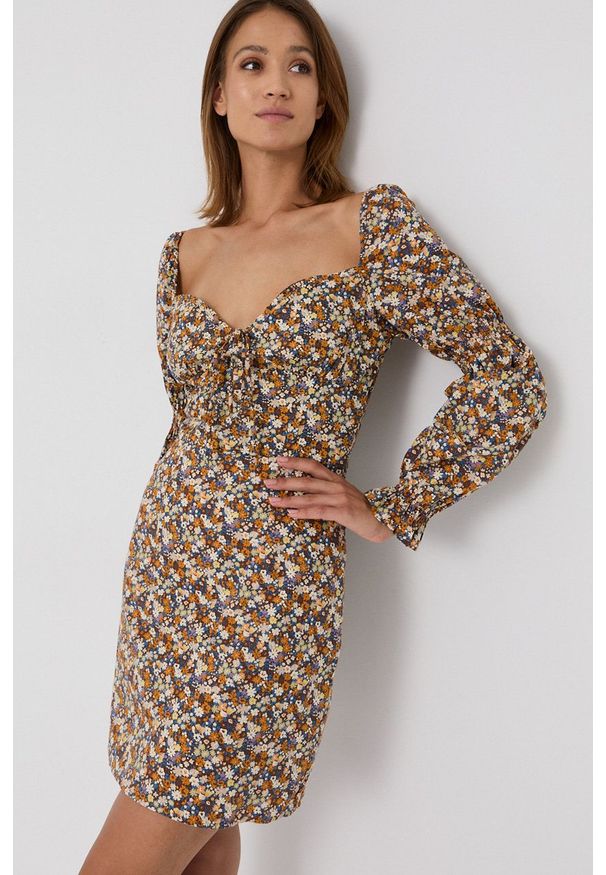 BARDOT - Bardot Sukienka mini prosta. Okazja: na co dzień. Materiał: tkanina. Długość rękawa: długi rękaw. Typ sukienki: proste. Styl: casual. Długość: mini