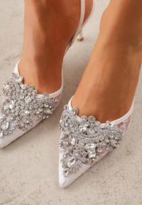 Born2be - Białe Czółenka na Szpilce VICES z Paskiem na Piętę Koronką i Aplikacją Clymellia. Okazja: na komunię, na wesele, na ślub cywilny. Zapięcie: pasek. Kolor: biały. Materiał: koronka. Wzór: aplikacja, koronka. Obcas: na szpilce. Styl: wizytowy, glamour, elegancki #4