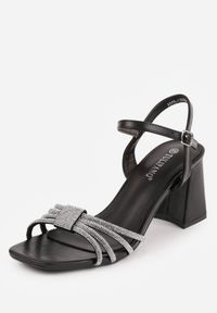 Renee - Czarne Sandały Ozdobione Paskami z Cyrkoniami i Kwadratowym Obcasie Zitalia. Okazja: na co dzień. Zapięcie: pasek. Kolor: czarny. Materiał: jeans. Wzór: aplikacja. Obcas: na obcasie. Styl: casual. Wysokość obcasa: średni #6