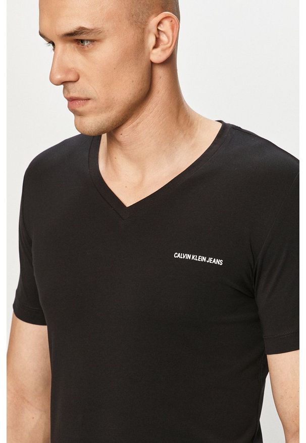 Calvin Klein Jeans - T-shirt. Okazja: na co dzień. Kolor: czarny. Materiał: dzianina. Wzór: gładki. Styl: casual