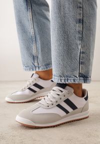 Born2be - Białe Sneakersy z Geometrycznym Motywem Jannata. Okazja: na co dzień. Kolor: biały. Materiał: jeans, dresówka. Wzór: geometria #1