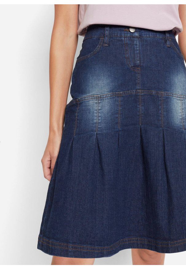 bonprix - Spódnica dżinsowa z zakładkami i wygodnym paskiem, fason o linii litery A. Kolor: niebieski. Materiał: bawełna